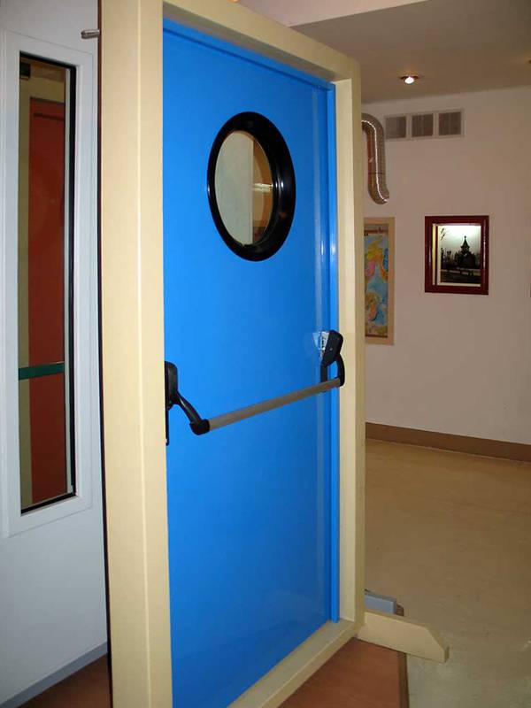 Синяя пожаростойкая дверь с круглым стеклом