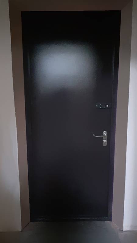 Дверь в офисе, вид изнутри (пер. Хользунова)