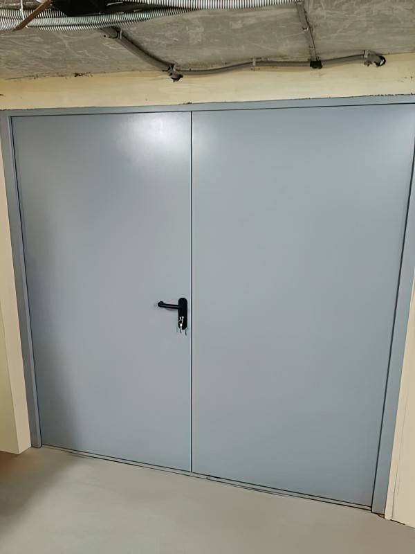 Двустворчатая дверь с внутренней стороны (Переведеновский переулок)