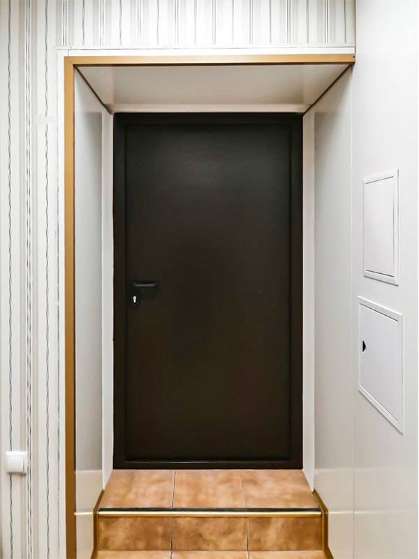 Внутренняя сторона двери (ул. Правды)