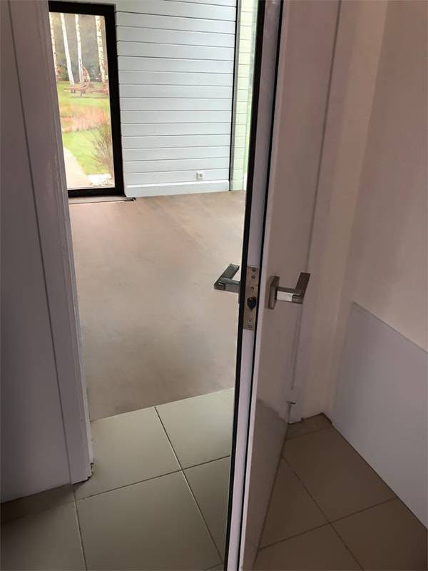 Защелка в двери