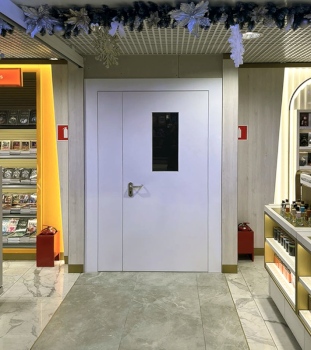 Полуторная дверь с остеклением